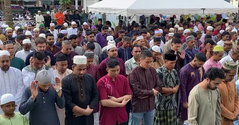 নামাজ শেষে ঈদের কোলাকুলি করছে প্রবাসীরা